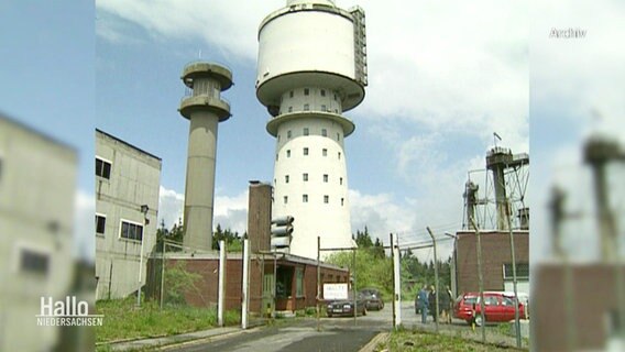 Blick auf einen hohen Betonturm der Fernmeldesektor Cs in Bad Lauterberg. (Archivaufnahme) © Screenshot 