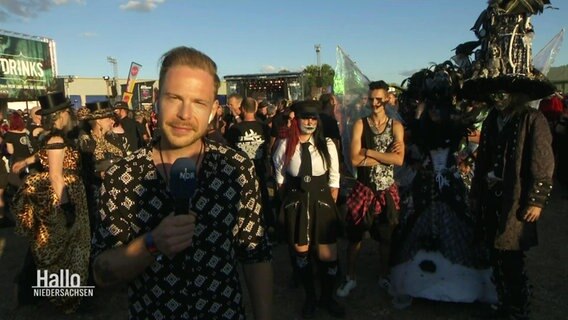 Reporter Tino Nowitzki live vom M'era Luna Festival in Hildesheim © Screenshot 