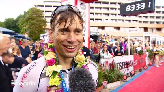 Simon Huckestein nach seinem Sieg beim Ostseeman-Triathlon in Glücksburg. © Screenshot 