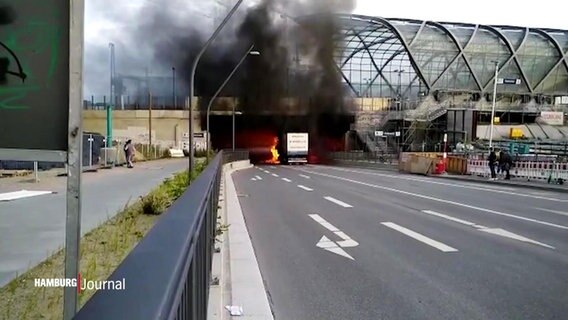 Rauch steigt von einem brennenden Lkw unter dem S-Bahnhof Elbbrücken auf. © Screenshot 