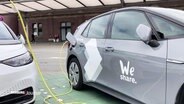 Ein Elektroauto von WeShare wird aufgeladen. © Screenshot 