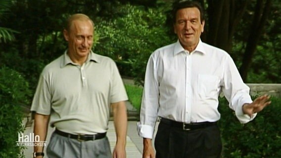 Archivbild: Gerhard Schröder und der russische Präsident Putin spazieren in einem Park. © Screenshot 