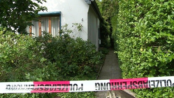 Ein Wohnhaus in Delmenhorst ist mit Absperrband gesperrt. © Screenshot 