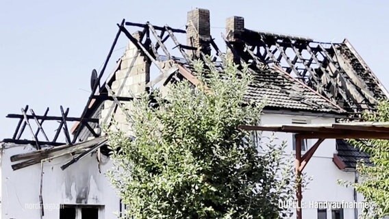 Der ausgebrannte Dachstuhl eines Hauses in Möllenhagen. © Screenshot 