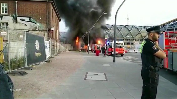 Ein brennender Lkw an der S-Bahn-Station Elbbrücken in Hamburg. © Screenshot 