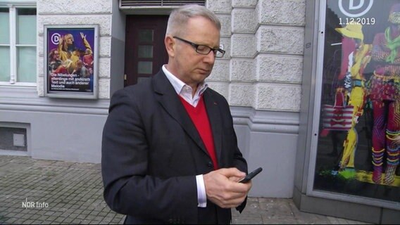 Archivbild: Johannes Kahrs (SPD) schaut auf sein Telefon. © Screenshot 