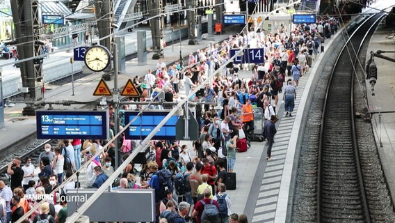 Pendler warten am Hamburger Hauptbahnhof © Screenshot 