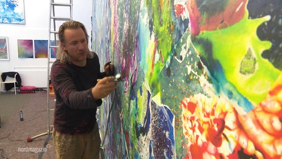 Christian Awe  mit Pinsel und Gemälde. © Screenshot 