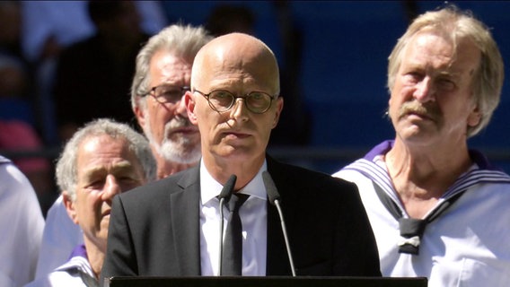 Hamburgs Erster Bürgermeister Peter Tschentscher (SPD) spricht auf der Trauerfeier von Uwe Seeler. © Screenshot 