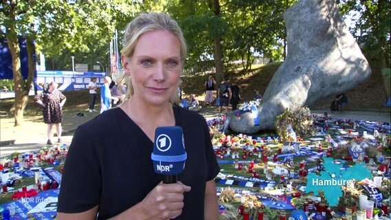 Die Reporterin Juliane Möcklinghoff berichtet von der Trauerfeier. © Screenshot 