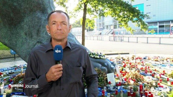 Der Reporter Peter Kleffmann berichtet von der Trauerfeier. © Screenshot 