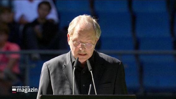 Olli Dittrich spricht bei der Trauerfeier für Uwe Seeler. © Screenshot 