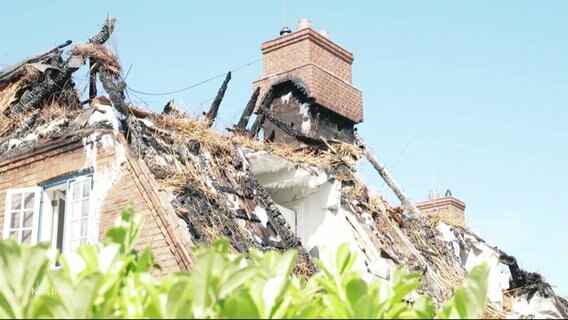 Der abgebrannte Dachstuhl des Reetdachhauses in Kampen auf Sylt © Screenshot 