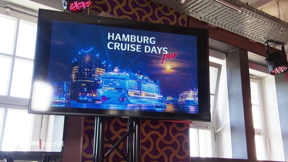 Auf einem Bildschirm ist Werbung für die Hamburg Cruise Days 2022 zu sehen. © Screenshot 