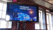Auf einem Bildschirm ist Werbung für die Hamburg Cruise Days 2022 zu sehen. © Screenshot 