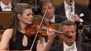 Die niederländische Violinistin Janine Jansen spielt in der Elbphilharmonie. © Screenshot 