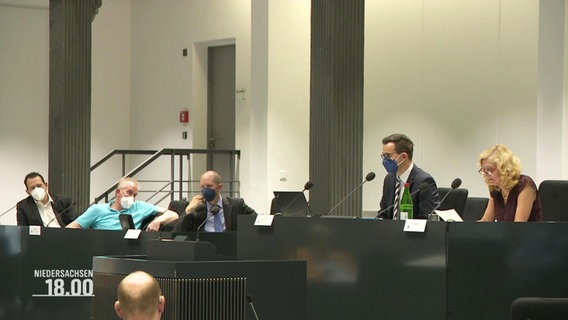 Personen im Landtag Niedersachsen. © Screenshot 