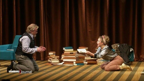 Szene aus einem neuen Theaterstück im Ohnsorg-Theater auf Plattdeutsch. © Screenshot 