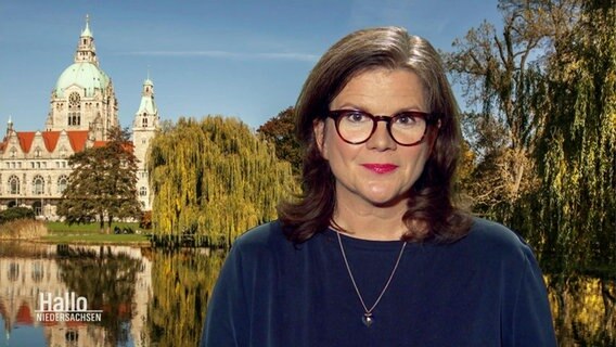 Die Reporterin Christina Harland berichtet aus Hannover. © Screenshot 