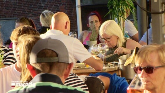 Menschen essen im Restaurant. © Screenshot 
