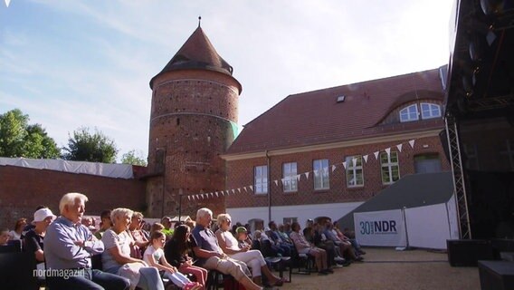 Zuschauer beim Burgfestspiel in Plau am See . © Screenshot 