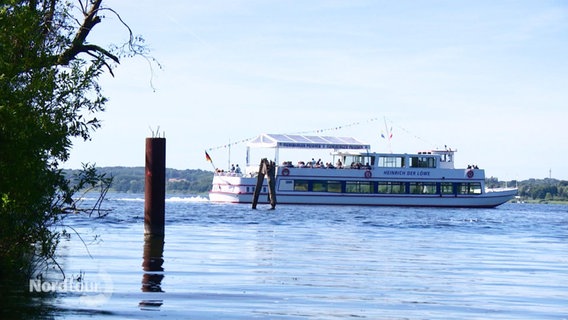 Eine Fähre auf dem Ratzeburger See. © Screenshot 