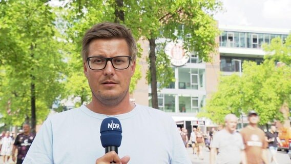 Reporter Sebastian Rieck vor dem Millerntorstadion. © Screenshot 