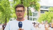 Reporter Sebastian Rieck vor dem Millerntorstadion. © Screenshot 