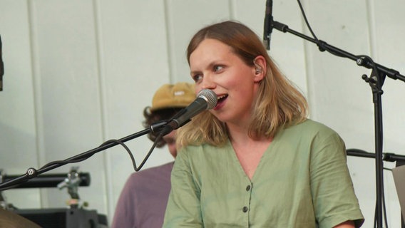 Nina Müller auf der Bühne © Screenshot 