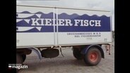 Lastwagenanhänger mit der Aufschrift "Kieler Fisch". © Screenshot 