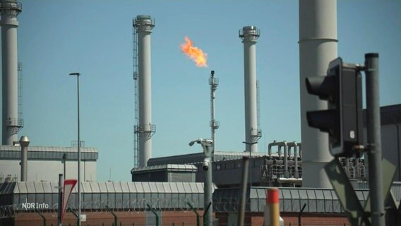 Eine Industrieanlage mit brennendem Gasschornstein. © Screenshot 