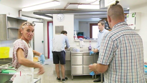 Menschen arbeiten in einer Großküche. © Screenshot 