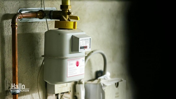 Ein Gaszähler hängt an einer Wand. © Screenshot 