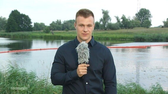 Ein NDR Reporter berichtet live von der Oder. © Screenshot 