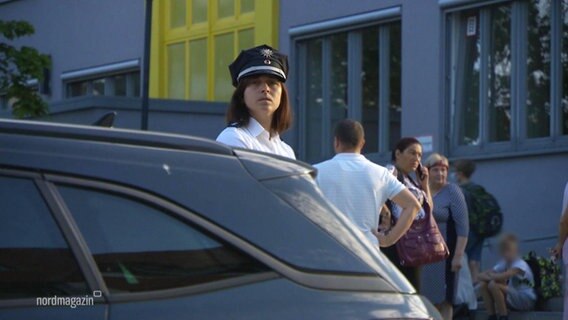 Polizistin steht an einem Auto. © Screenshot 