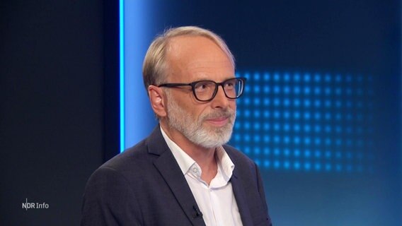 NDR-Journalist Oliver Schröm gibt ein Interview zur sog. Cum-Ex-Affäre. © Screenshot 