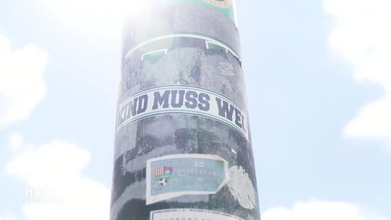 Ein Sticker mit dem Slogan "Kind muss weg". © Screenshot 