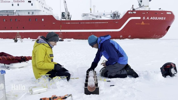Die Polarforscherin Arndt bei der Arbeit im ewigen Eis. © Screenshot 