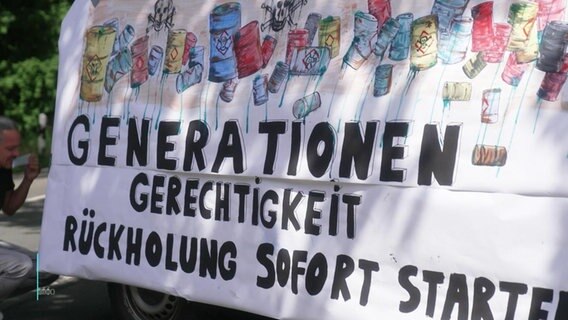 Ein Protestplakat mit der Aufschrift "Generationengerechtigkeit, Rückholung sofort starten!". © Screenshot 