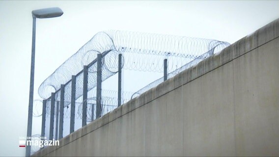 Symbolbild: Ein Gefängnis von außen. © Screenshot 