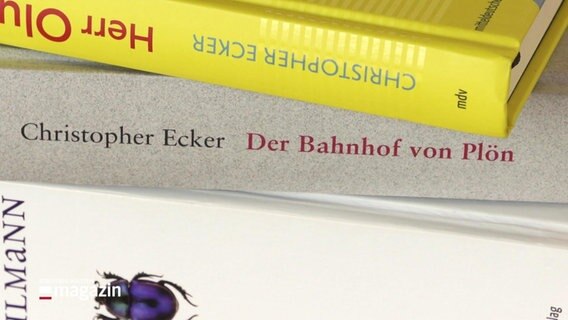 Drei Bücher von Christoph Ecker. In der Mitte: "Der Bahnhof von Plön". © Screenshot 