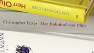 Drei Bücher von Christoph Ecker. In der Mitte: "Der Bahnhof von Plön". © Screenshot 