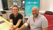Stefan und Theresa nach erfolgreicher Blutspende. © Screenshot 