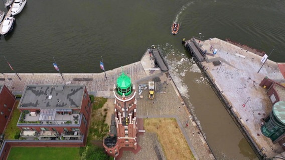 Luftaufnahme der Schleuse im Neuen Hafen von Bremerhaven © Screenshot 
