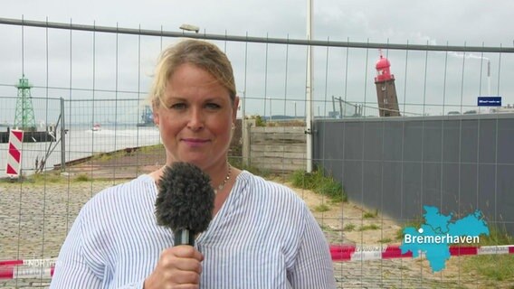 Die Reporterin Anna Koerber berichtet aus Bremerhaven. © Screenshot 