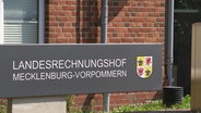 Eingangsschild vor dem Landesrechnungshof Mecklenburg-Vorpommern. © Screenshot 