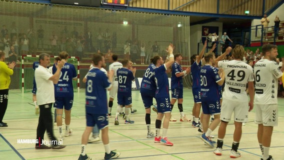 Handballer jubeln auf dem Spielfeld. © Screenshot 