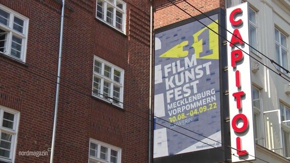Ein Plakat am Filmpalast Capitol in Schwerin wirbt für das Filmkunstfest MV. © Screenshot 