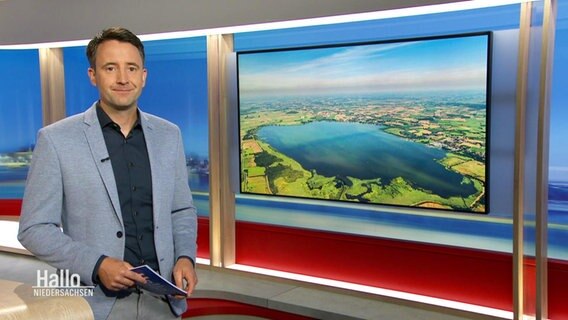 Moderator Jan Starkebaum vor einem Beitrag bei Hallo Niedersachsen zum Dümmer See. © Screenshot 