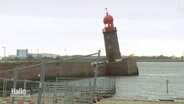 Ein schiefer Leuchtturm in Bremerhaven, der zu kippen droht. © Screenshot 